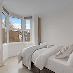Luxury House London Near Subway Station