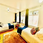 Modern Flat Steps From Finsbury & Emirates Stadium!