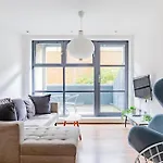 Contemporary 2Bd Flat W Patio In East London