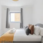 Contemporary 2Bd Flat W Patio In East London