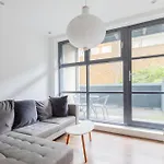 Contemporary 2Bd Flat W Patio In East London