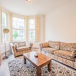 Charming Homely 3 Bedroom Flat In London