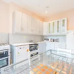 Charming Homely 3 Bedroom Flat In London
