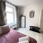 Lovely 2 Bed Flat 2 Floor Miles
