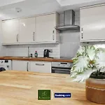 Two Bedroom Apartment By Arhouse Apartments Short Lets & Serviced Accommodation Clapham With Free Wifi