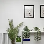 Two Bedroom Apartment By Arhouse Apartments Short Lets & Serviced Accommodation Clapham With Free Wifi
