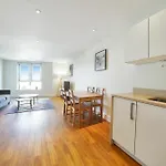 Modern 2-Bedroom Flat Near Emirates Stadium - Central London Stay