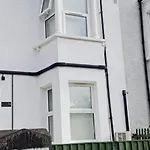 Studio-Sleeps 2-Garden-30 Min Central Ldn
