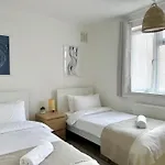 Your Cosy Get-Away 5 Minutes From Canning Town Station, Near Excel & O2