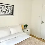 Your Cosy Get-Away 5 Minutes From Canning Town Station, Near Excel & O2
