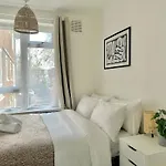 Your Cosy Get-Away 5 Minutes From Canning Town Station, Near Excel & O2