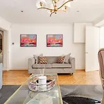 Secluded Modern Private Apartment By Buckingham Palace