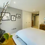 Stylish & Modern 2-Bed London Apartment With Private Terrace