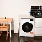 Morden Stratford Room 2 With Shared Bathroom