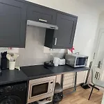 Spacious 2B Apt Zone 2 Sleeps 4 F5