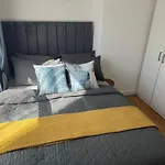 Spacious 2B Apt Zone 2 Sleeps 4 F5