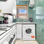 Modern 2 Bed Apartment Sleeps 7