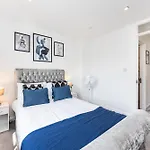 Stylish 2 Bedroom London Home With Garden Free Parking Smart Tvs Close To Thames Riverside And Canary Wharf