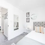 Stylish 2 Bedroom London Home With Garden Free Parking Smart Tvs Close To Thames Riverside And Canary Wharf