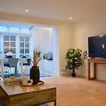Deluxe Maisonette Oval, Sleeps 4, Garden & Hammock 2 Bedrooms - Open For Business Stays, Relocators, Long Stays, Contractors