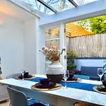 Deluxe Maisonette Oval, Sleeps 4, Garden & Hammock 2 Bedrooms - Open For Business Stays, Relocators, Long Stays, Contractors