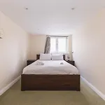 Spacious & Trendy 4-Bed Near River Thames
