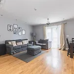 Spacious & Trendy 4-Bed Near River Thames