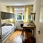Quiet Two-Bedroom Flat In Chiswick