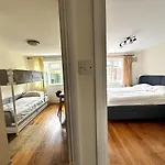 Quiet Two-Bedroom Flat In Chiswick