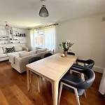 Quiet Two-Bedroom Flat In Chiswick
