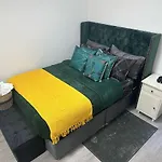 1B, Zone 2 Westbourne Park , Sleeps 4