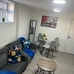1B, Zone 2 Westbourne Park , Sleeps 4