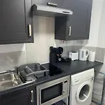 1B, Zone 2 Westbourne Park , Sleeps 4