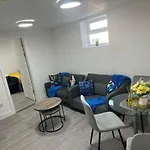 1B, Zone 2 Westbourne Park , Sleeps 4