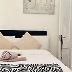 Heartwarming And Vibrant Private Room In Rental Unit