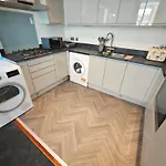 Luxury 4-Bedroom Apartment In Oxford Street