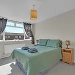 Cosy 5-Bedroom Flat With Terrace In Wimbledon