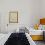 Oxford Street Chic Retreat - Unparalleled Elegance And Urban Comfort! Gc1