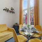 Oxford Street Chic Retreat - Unparalleled Elegance And Urban Comfort! Gc1