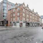 Charming Oxford Street Home Away