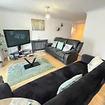 Beautiful Spacious 2 Bed Flat With 2 Parking Near Wembley Stadium