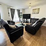 Beautiful Spacious 2 Bed Flat With 2 Parking Near Wembley Stadium