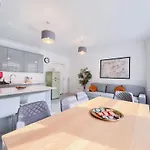 3-Bed Apartment In The Heart Of Fitzrovia