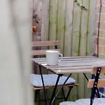 Lovely & Charming One-Bedroom House With Parking And Garden Views In London