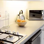 Lovely & Charming One-Bedroom House With Parking And Garden Views In London