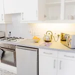 Lovely & Charming One-Bedroom House With Parking And Garden Views In London