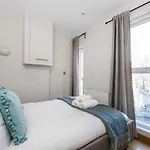 Chic Urban Escape Near London Bridge