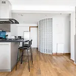 Chic Urban Escape Near London Bridge