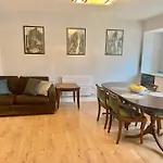 4 Bedroom Flat In Kensington