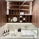 Luxury 2-Bed 2-Bath Apartment -White City -Steps To Tube Station